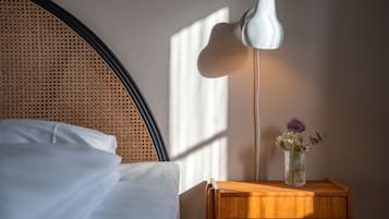 Standard Double Room with Shared Bathroom | Allergitestet sengetøy, strykejern/-brett og wi-fi (inkludert)