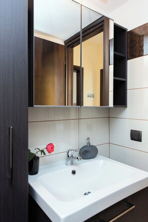 Rumah, 2 kamar tidur, pemandangan laut | Kamar mandi | Bathtub, pengering rambut, dan handuk