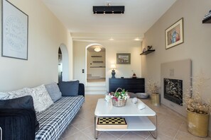 Casa, 2 camere da letto, vista mare | Area soggiorno | Smart TV 40 pollici con canali digitali, TV