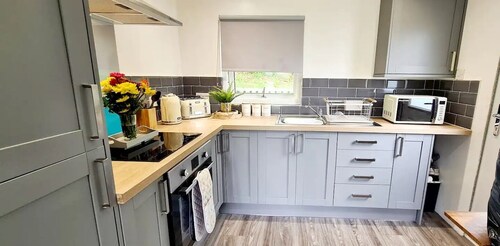 Hillside Hideaway Chalet With Swimming Pool, Play Area, Fishing Lake