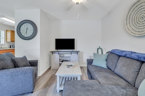 Living area - Fully Furnished 3 Bedroom Home Minutes From Everything Savannah has to offer! (Savannah)