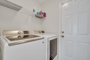 Interior - Fully Furnished 3 Bedroom Home Minutes From Everything Savannah has to offer! (Savannah)