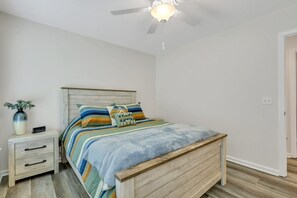 Room - Fully Furnished 3 Bedroom Home Minutes From Everything Savannah has to offer! (Savannah)