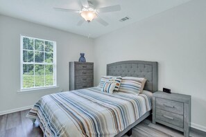 Room - Fully Furnished 3 Bedroom Home Minutes From Everything Savannah has to offer! (Savannah)