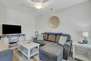 Living area - Fully Furnished 3 Bedroom Home Minutes From Everything Savannah has to offer! (Savannah)