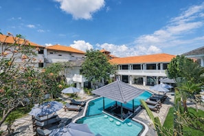 Superior Double/Twin Room Pool View | Vista desde la habitación