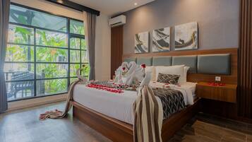 Desk, free WiFi, bed sheets