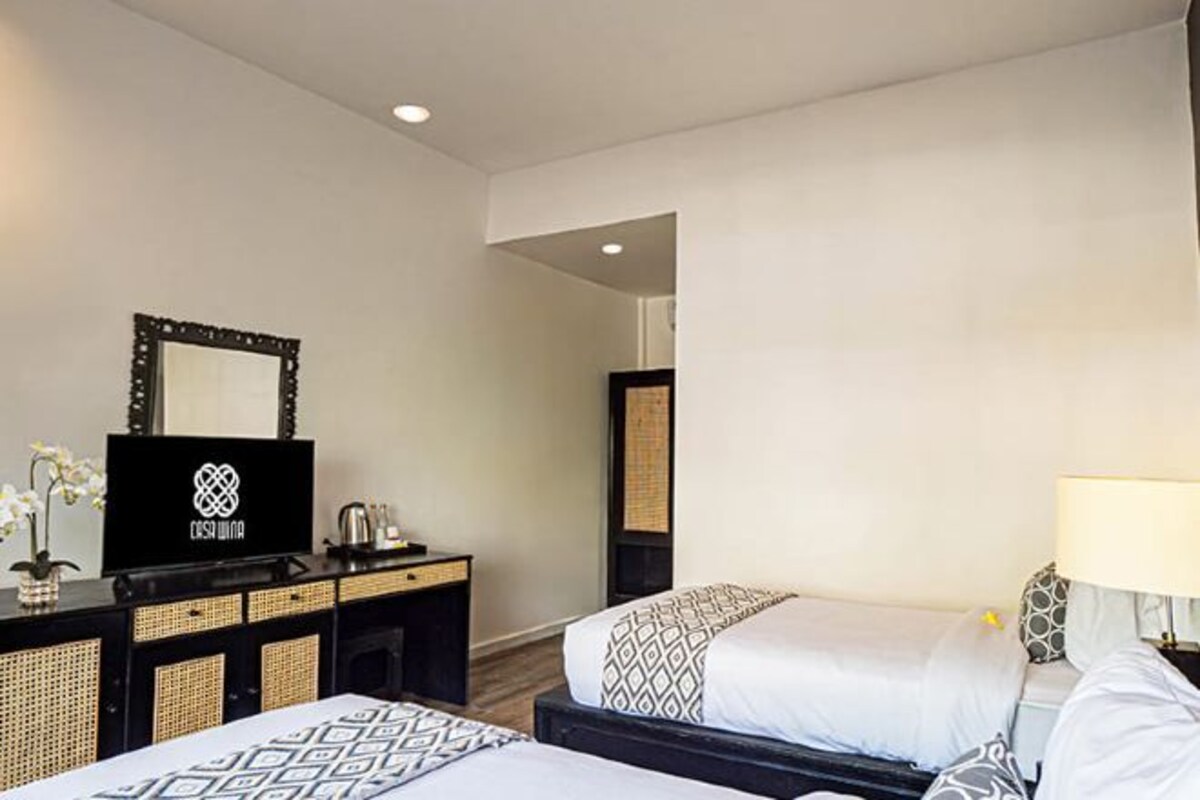 Escritorio, wifi gratis, ropa de cama