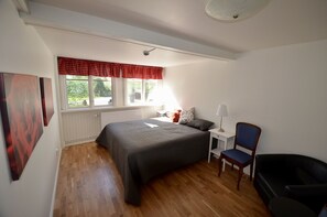 Dobbeltrom – classic, 1 queensize-seng, ikke-røyk | Allergitestet sengetøy, individuelt dekorert og skrivebord