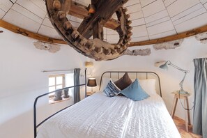 1 bedroom, individually decorated, individually furnished, travel cot