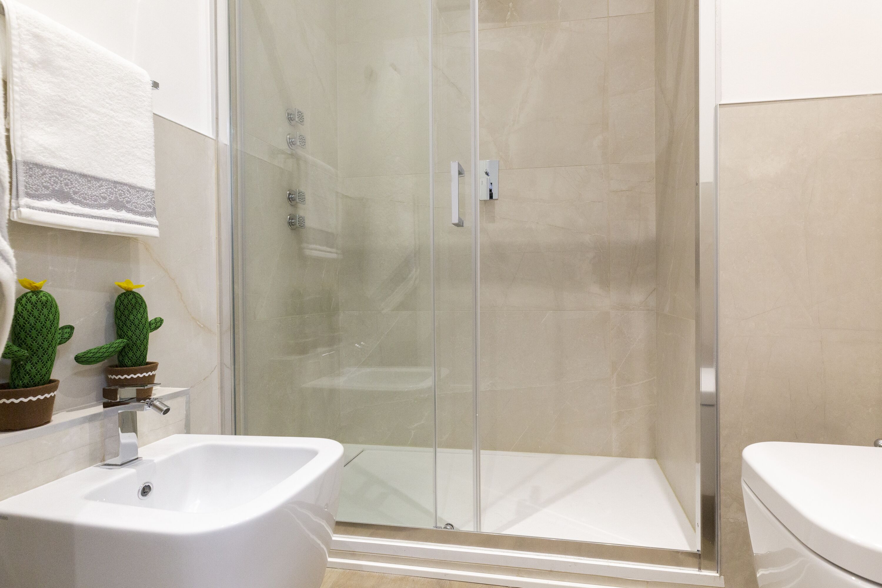 City Apartment | Bathroom shower