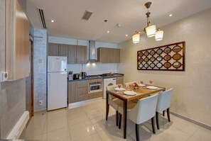Private kitchen - Deluxe Two Bedrooms Apartment (Dubai)