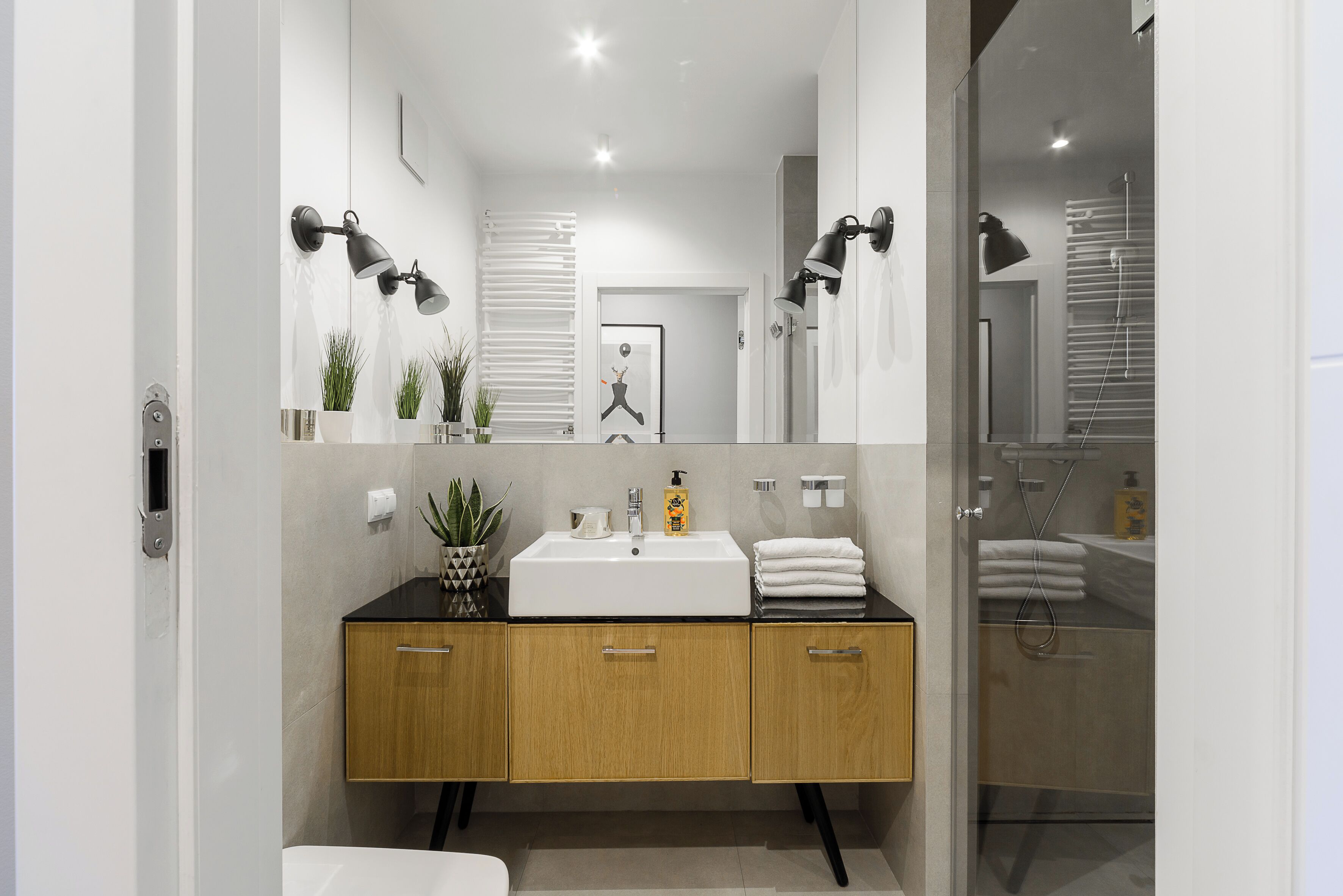 Deluxe appartement | Badkamer | Een douche, een regendouche, een haardroger, handdoeken