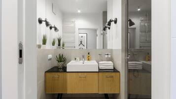 Deluxe Apartment | Bathroom