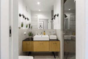 Lägenhet Deluxe | Badrum | Dusch, regndusch, hårtork och handdukar