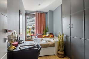 Deluxe Apartment | Individually decorated, individually furnished, blackout drapes