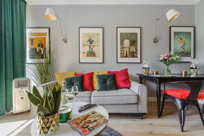 Deluxe Apartment | Living area | 40-inch Smart TV with cable channels - Lumina apartment with balcony Warsaw (Warsaw)