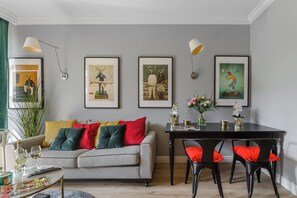 Deluxe Apartment | Living area | 40-inch Smart TV with cable channels - Lumina apartment with balcony Warsaw (Warsaw)