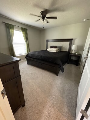 3 chambres, coffres-forts dans les chambres, bureau