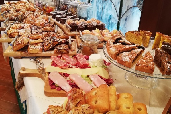 Sudah termasuk sarapan prasmanan setiap hari