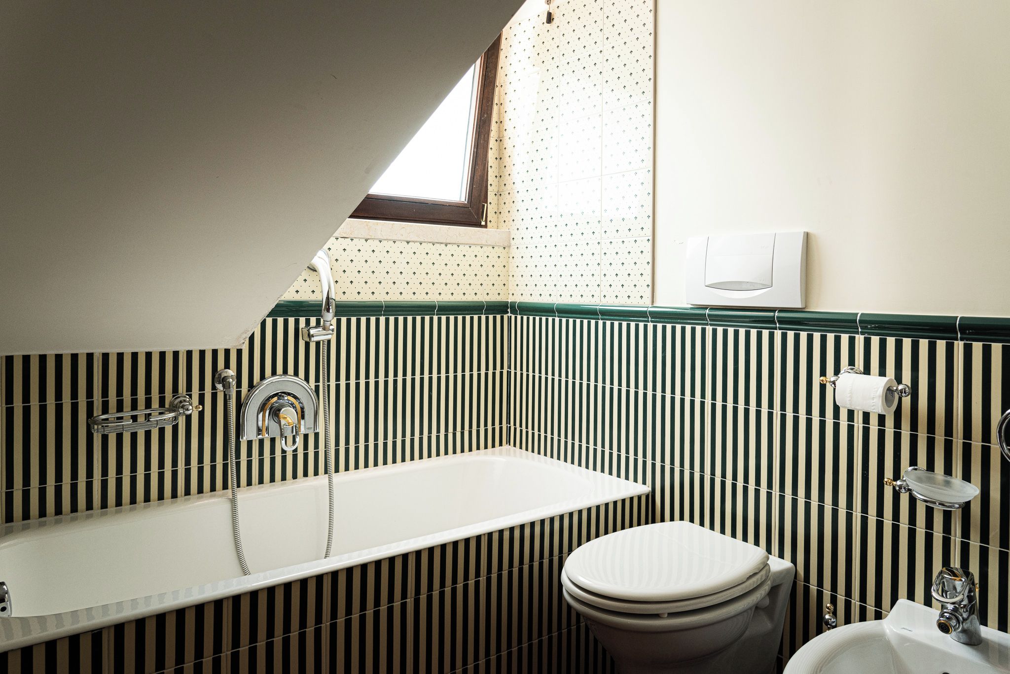 Un baño con bañera, inodoro y lavabo.