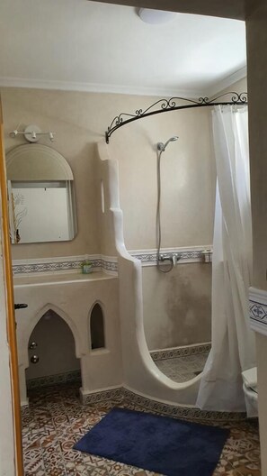Kostenlose Toilettenartikel, Haartrockner, Bademäntel, Hausschuhe