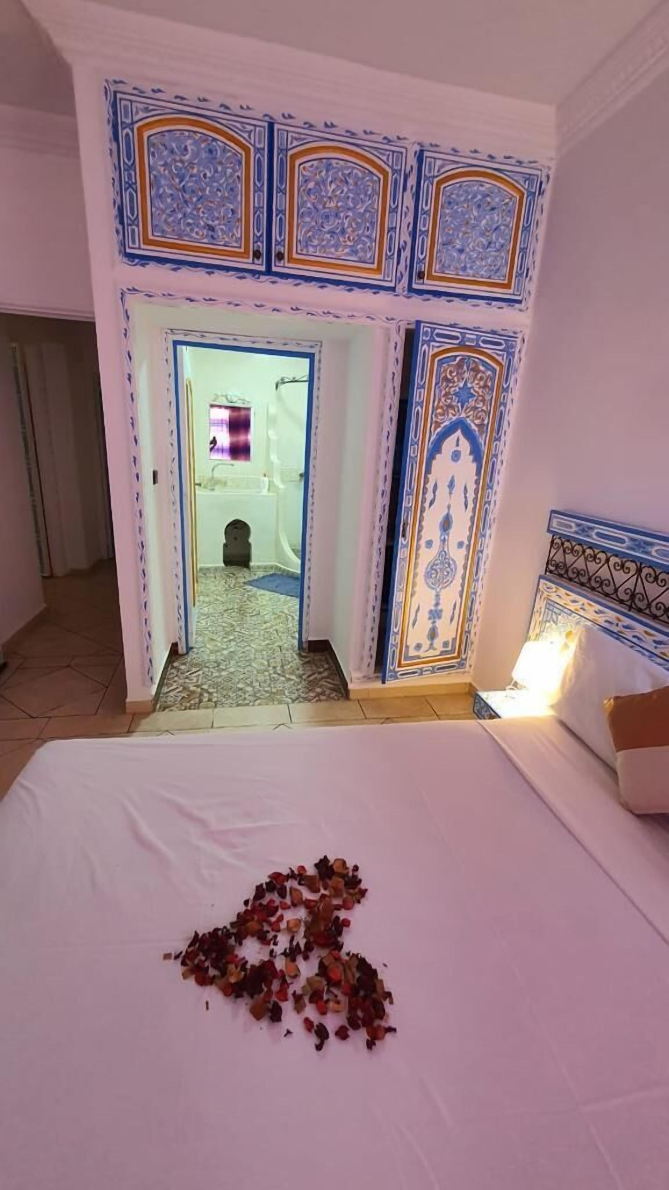 Habitación doble Confort, 1 cama matrimonial, cocina, vista a la montaña | Espacio para trabajar con laptop y wifi gratis 