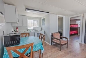 Private kitchen - Luxurious Lakefront Loft (Perth Road)