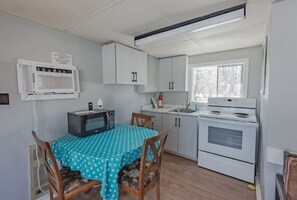 Private kitchen - Luxurious Lakefront Loft (Perth Road)