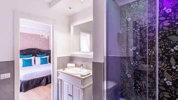Standard Room | Bathroom | Shower, rainfall showerhead, free toiletries, hair dryer