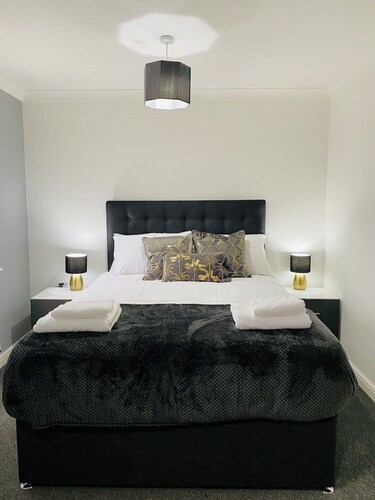 Spacious 4 Bed House In Grimsby With Parking & Fast Wi-Fi