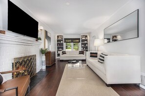Smart-TV, Kamin, Videospiele, Bücher
