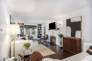 Smart-TV, Kamin, Videospiele, Bücher