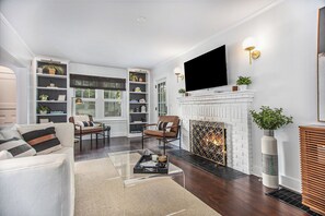 Smart TV, chimenea, videojuegos y libros