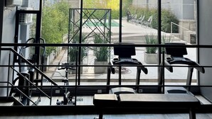 A gym with exercise equipment, large windows, and a view of the outside. - Luxury Studio in San Telmo (Buenos Aires)