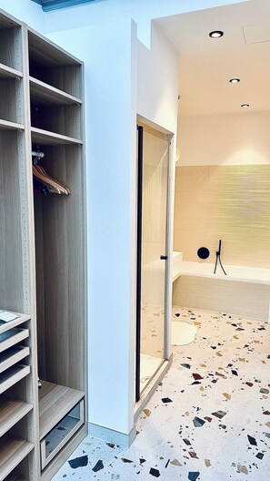 Combined shower/tub, free toiletries, hair dryer