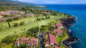 Ein Resort mit Golfplatz, Meerblick und einer Küstenstraße.