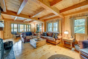 TV, fireplace, stereo - Lakefront Westhampton Cabin w/ Beach + Kayaks! (Westhampton)