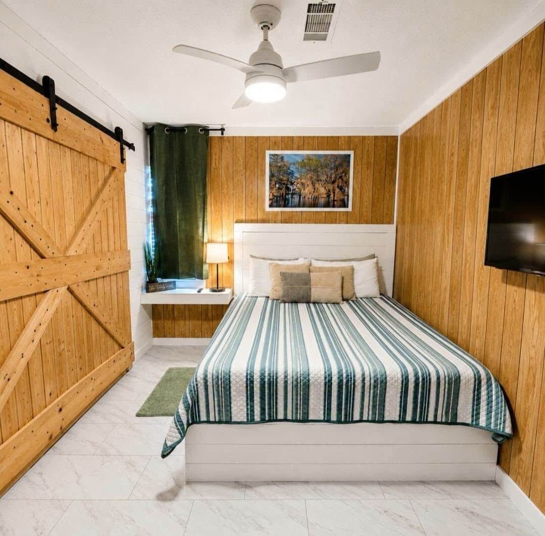 4 bedrooms, iron/ironing board, WiFi (free), bed sheets