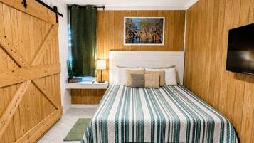 4 bedrooms, iron/ironing board, WiFi (free), bed sheets