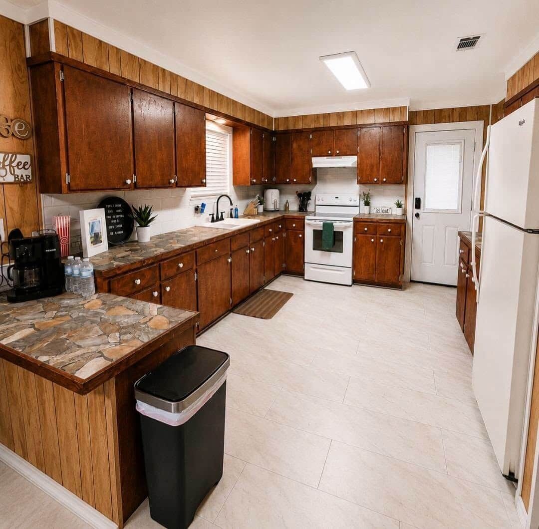 Coffee/tea maker, fridge, microwave, oven