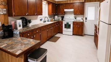 Coffee/tea maker, fridge, microwave, oven