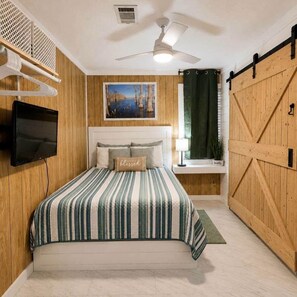 4 bedrooms, iron/ironing board, free WiFi, bed sheets - The Gator Den at Caddo Lake / Big Lake - Hot Tub - Boat Ramp - Outdoor Games (Karnack)