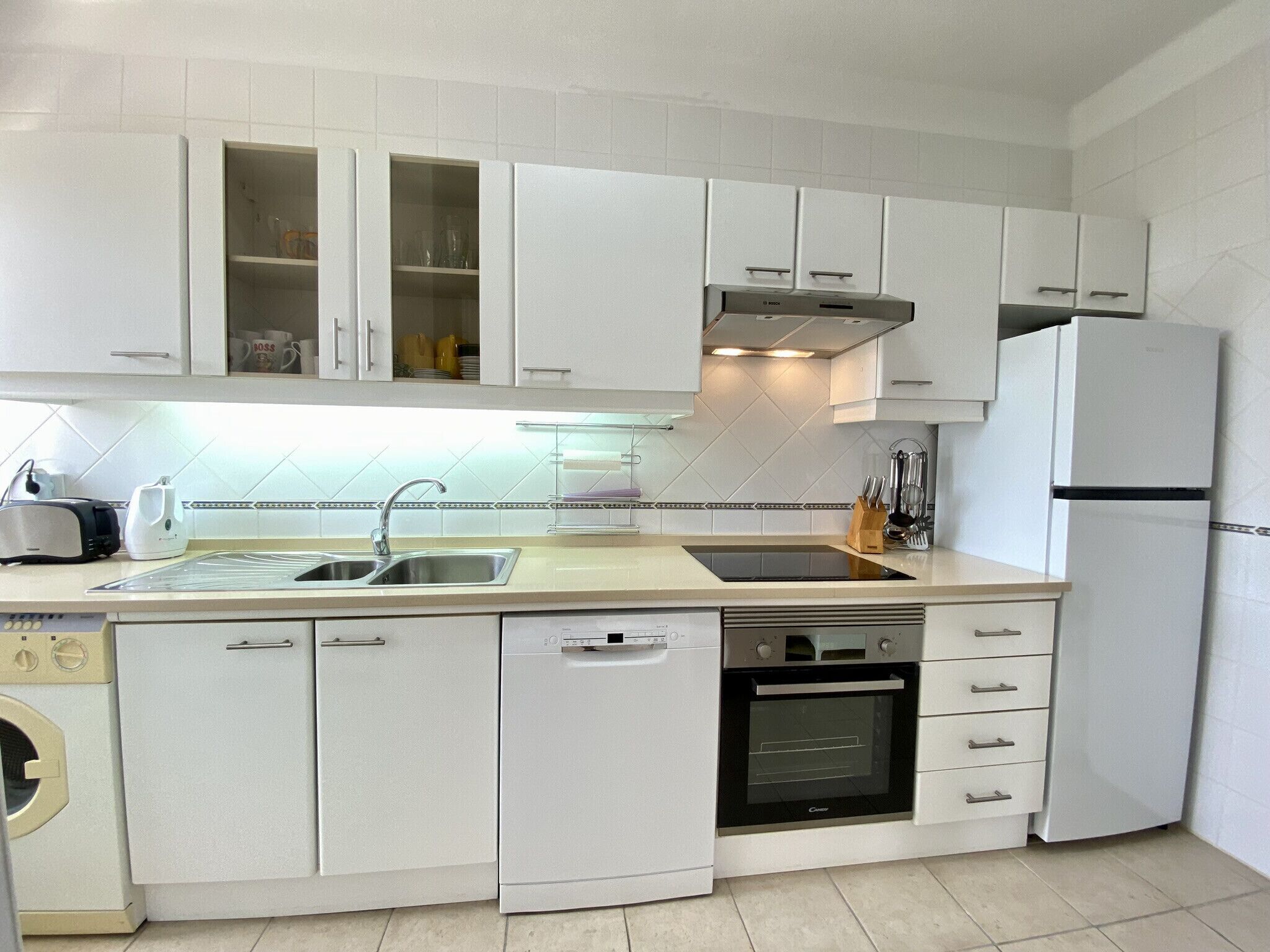 Jääkaappi, mikroaaltouuni, uuni, astianpesukone