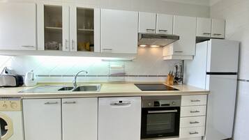 Jääkaappi, mikroaaltouuni, uuni, astianpesukone