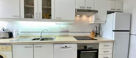 Kühlschrank, Mikrowelle, Ofen, Geschirrspüler