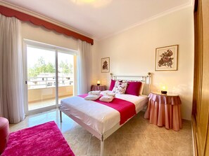 Iron/ironing board, free WiFi, bed sheets
