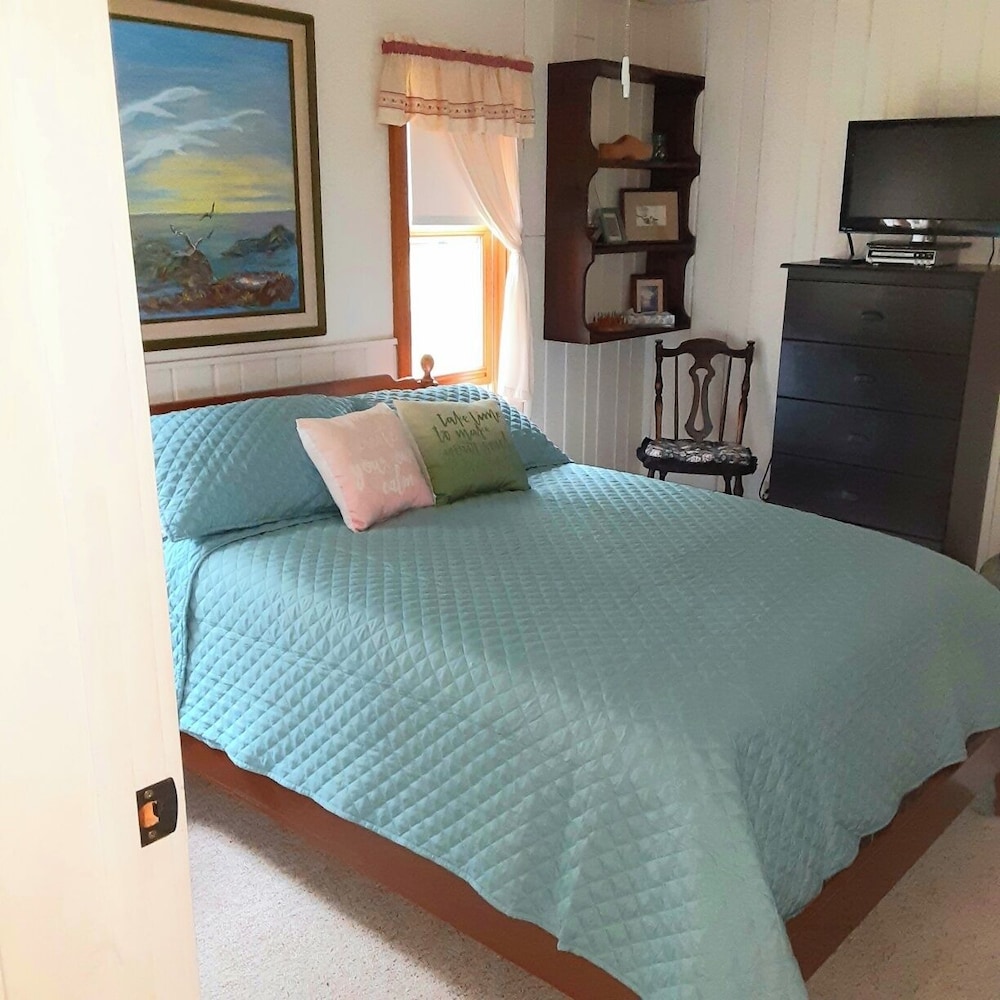 Beautiful Huron Bay sunsets from your own private beach. Skanee Vrbo