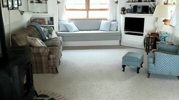 Smart-TV, Kamin, DVD-Player, Bücher