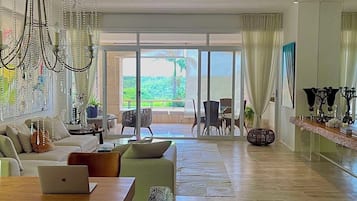 Apartment, 1 Bedroom, Accessible, Smoking | Living area